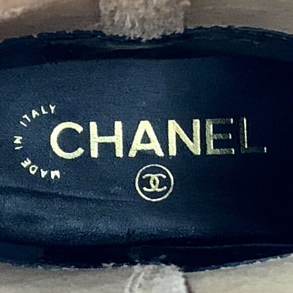 Chanel Black Leather Knee-High Knight Boots Size 38 With CC Logo Embossed Design - Picture 3 of 9